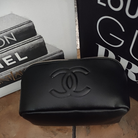 Large Black Essentials Case - Picture 6 of 16